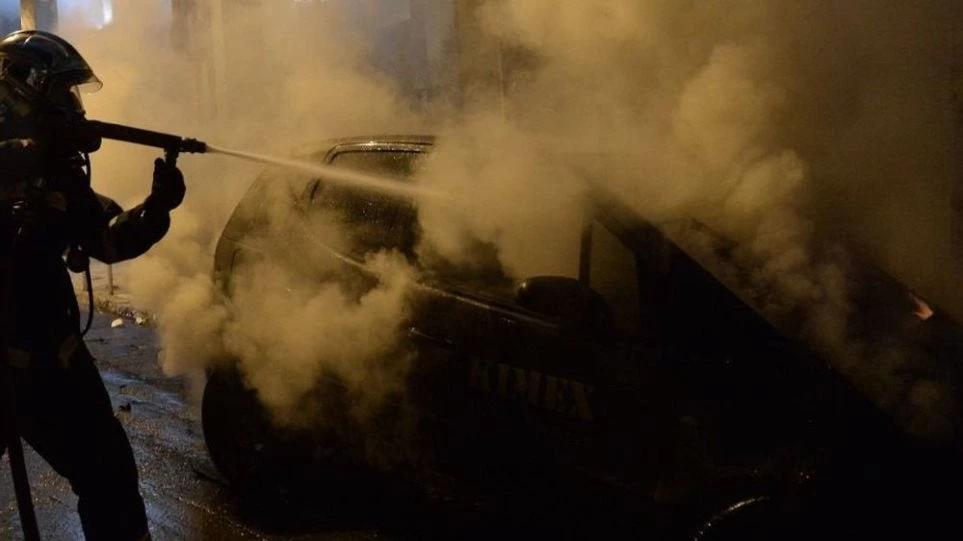 Πυρπόλησαν τα ξημερώματα αυτοκίνητα και μηχανές στα Κάτω Πατήσια